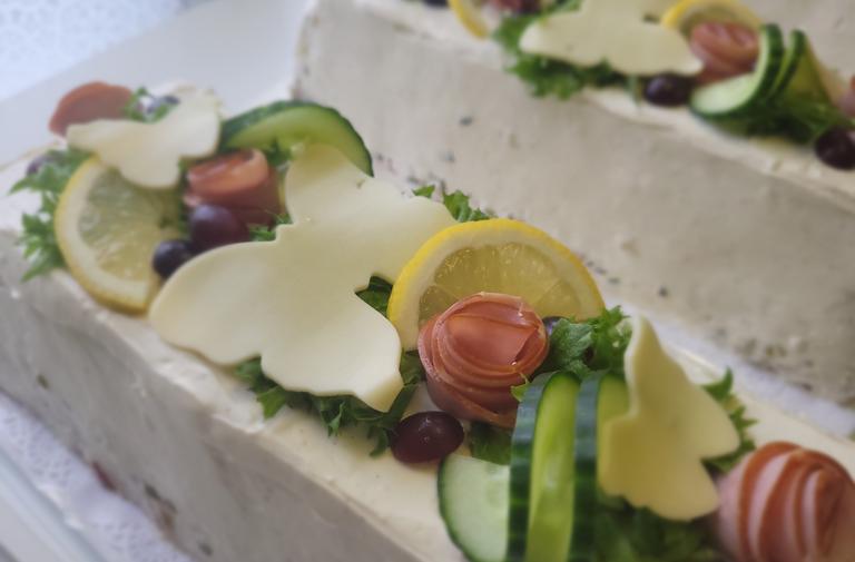 Voileipäkakut ovat juhlapöydän kruunu.