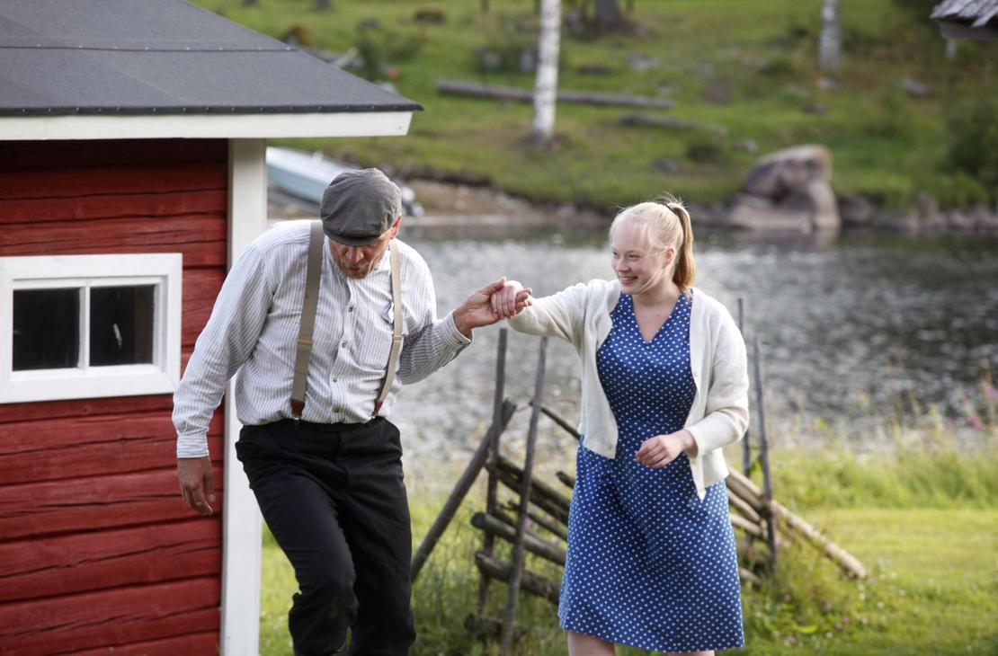 Teatteri M&ouml;hk&ouml; sijaitsee kauniissa jokimaisemassa.