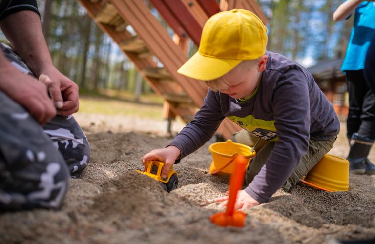 Lapsi leikkimässä Petkeljärven kansallispuistossa