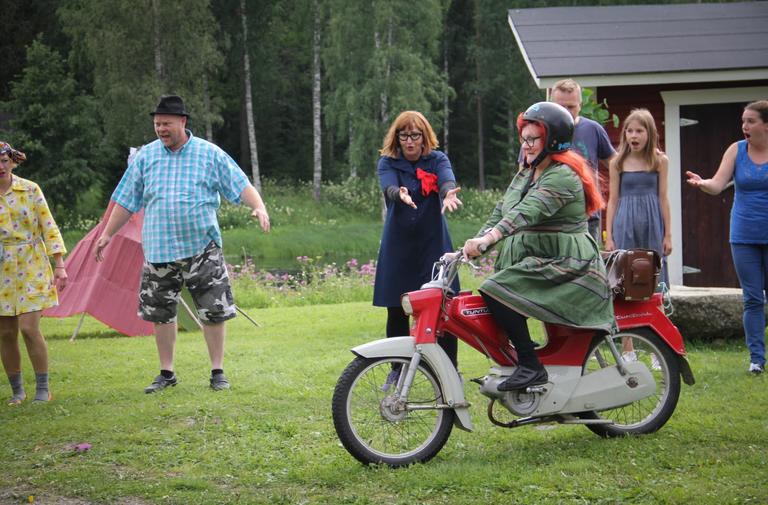 Teatteri M&ouml;hk&ouml;n tuotannot toteuttaa Ilomantsin N&auml;ytt&auml;m&ouml;kerho ry.