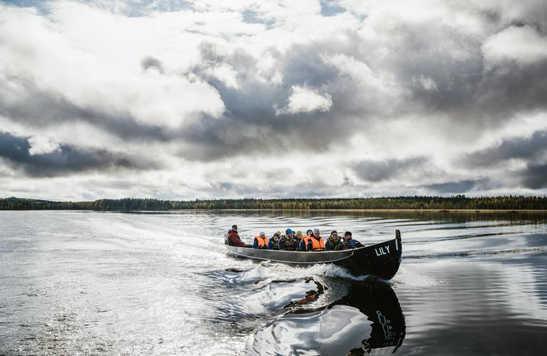 Jokivene palaamassa M&ouml;hk&ouml;n kyl&auml;&auml;n Koitajokea pitkin.