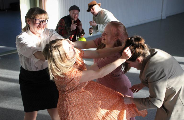 Kohtaus kes&auml;teatteriesityksest&auml;