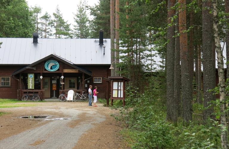 Petkeljärven kansallispuistossa sijaitseva retkeilykeskus Petkeljärvi Center palvelee luontomatkailijoita