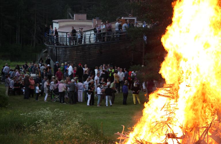 Juhannuskokko palaa M&ouml;hk&ouml;n kyl&auml;ll&auml;.