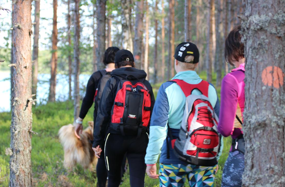 Vaeltajia Petkelj&auml;rven poluilla