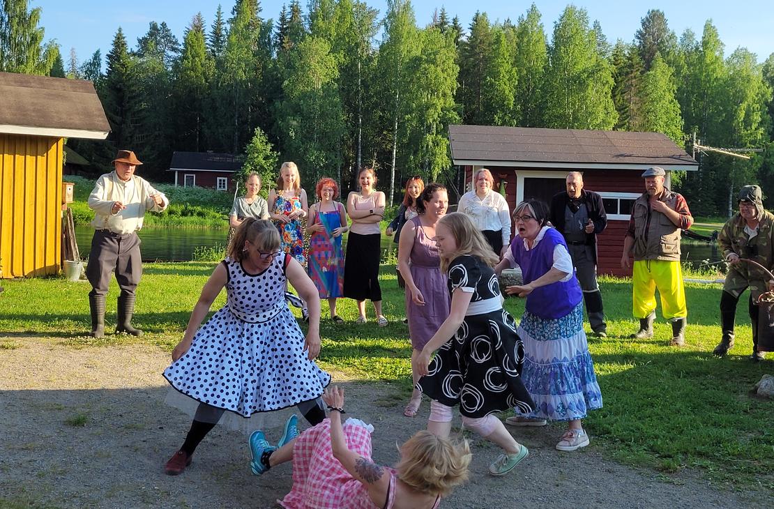 Kes&auml;teatterissa on tunnelmaa, menoa ja meininki&auml;.