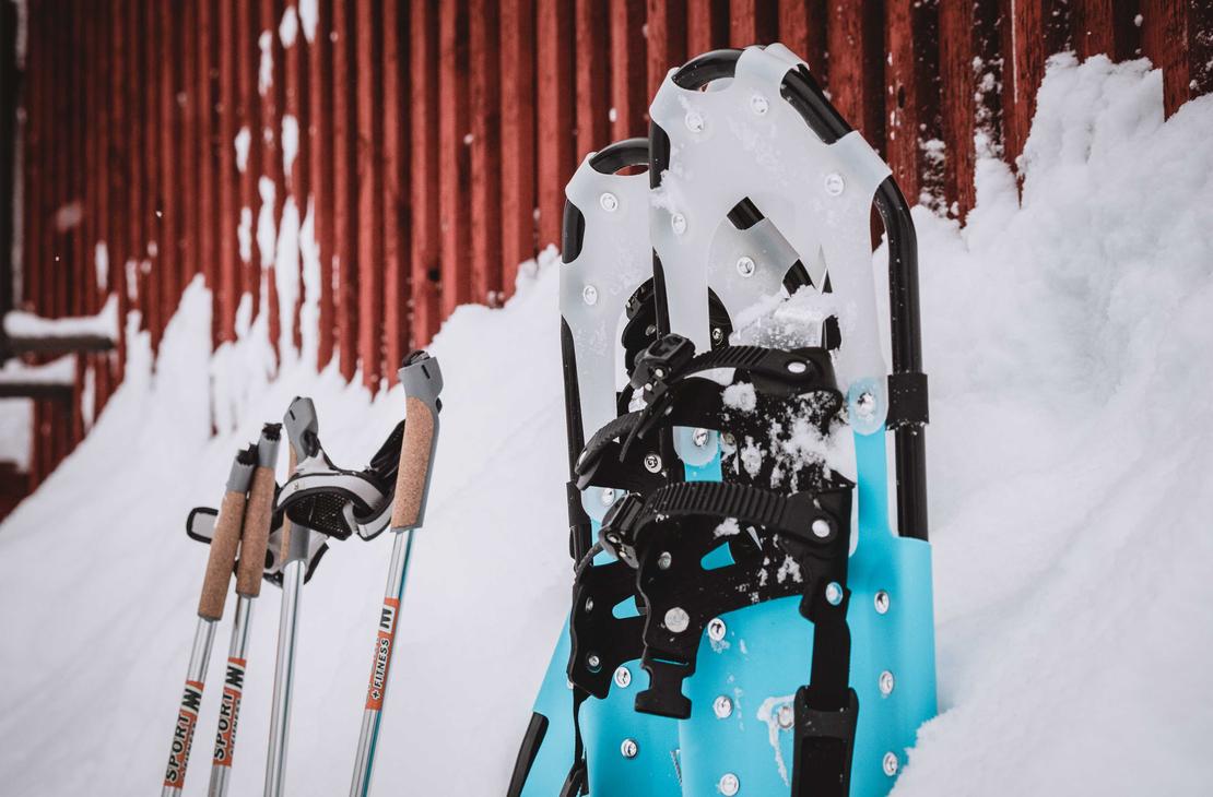 Lumikeng&auml;t ja sauvat hangessa