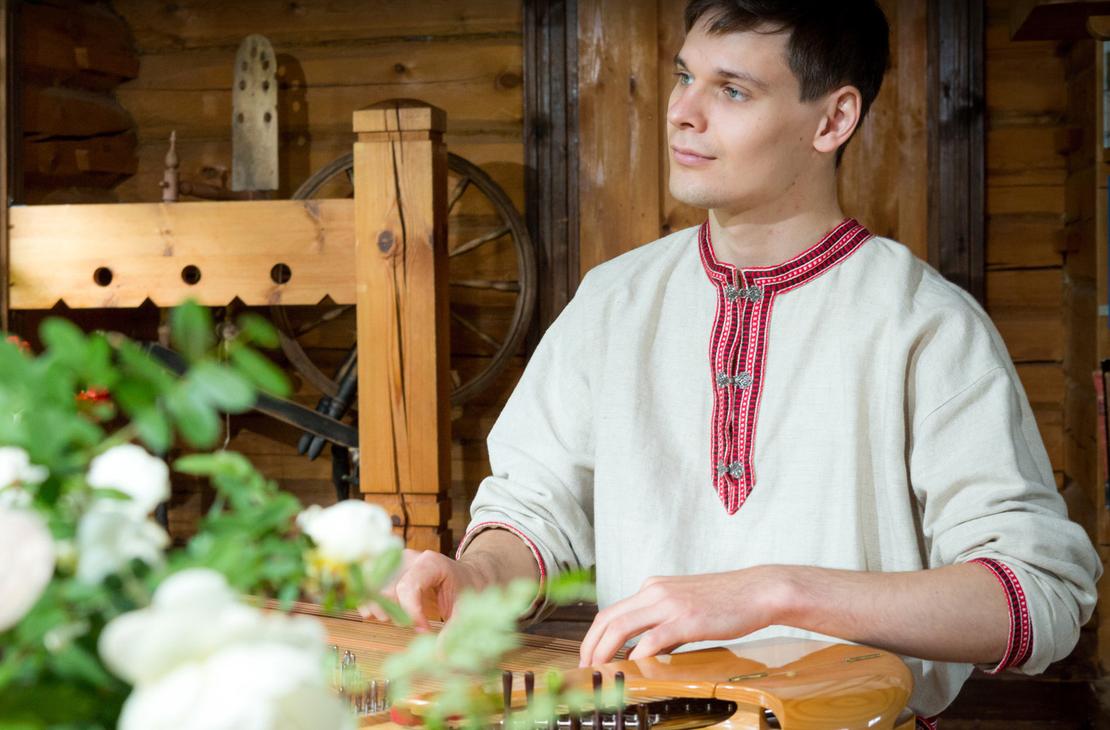 Kanteleensoittaja Runonlaulajan pirtiss&auml;