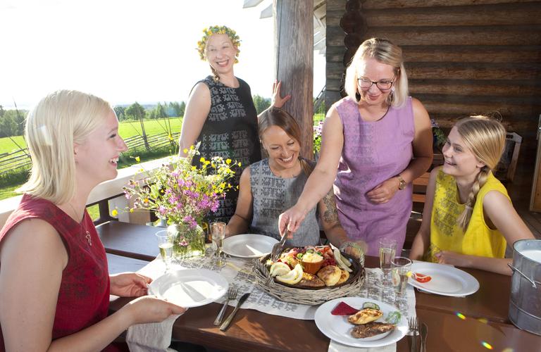 Ruokailijoita Ravintola Parppeinpirtin kes&auml;terassilla