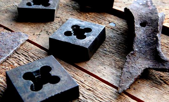 Sep&auml;n takomia esineit&auml; M&ouml;hk&ouml;n ruukin pajalla.