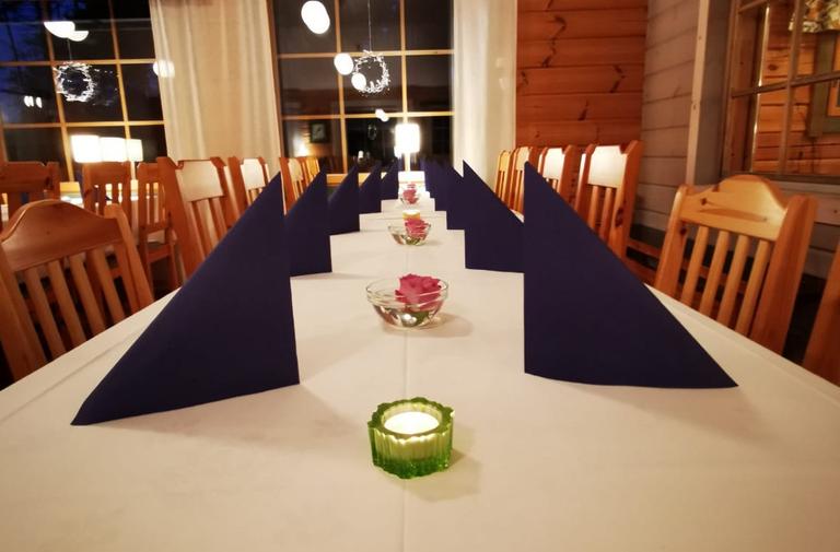 Petkelj&auml;rven retkeilykeskuksen salin kattausta. Ilomantsi