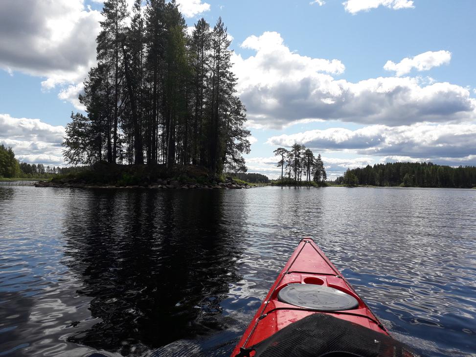 The waters of Petkeljärvi offer an excellent opportunity for paddling.