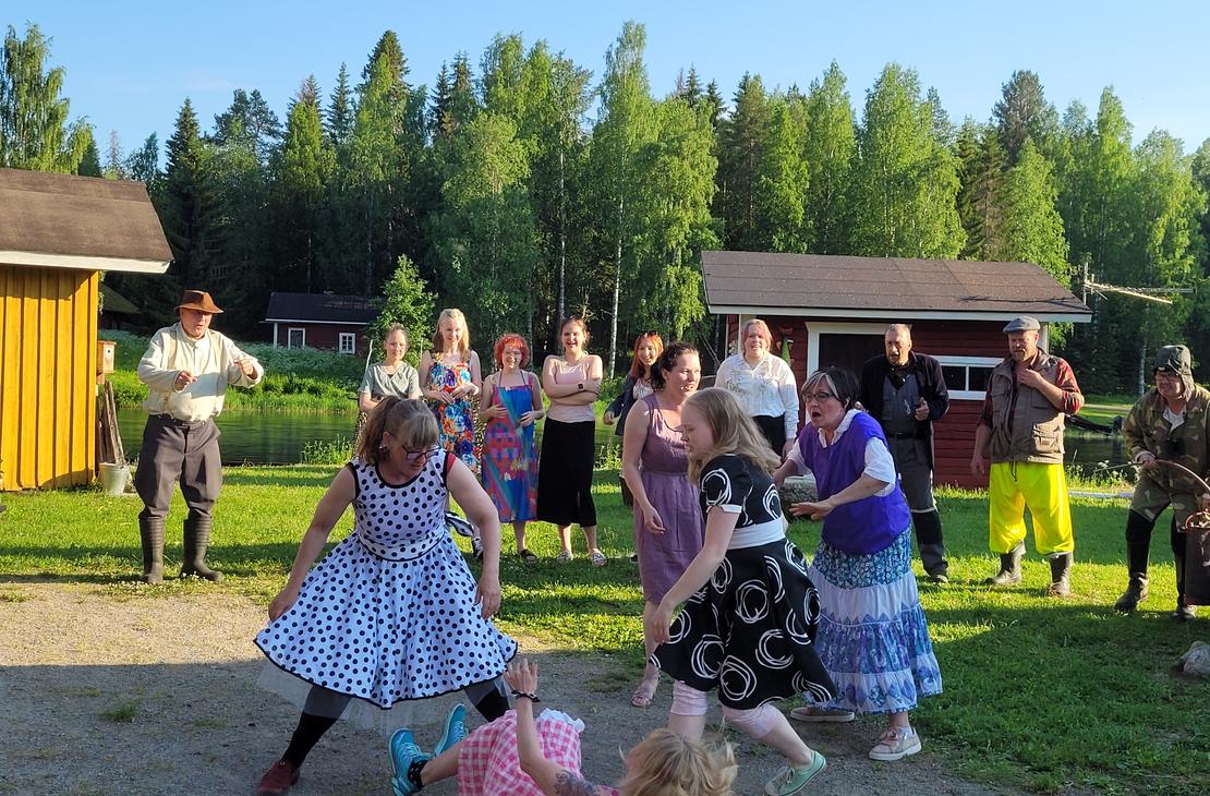 Kes&auml;teatterissa on tunnelmaa, menoa ja meininki&auml;.