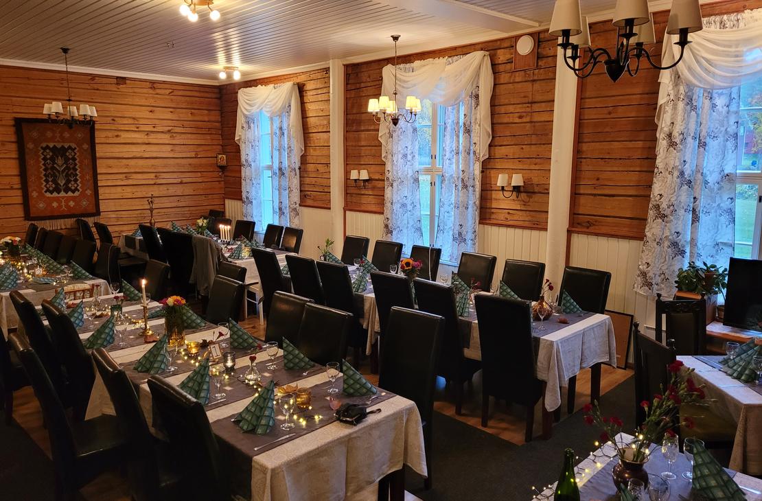 Mantan Majatalon Lanssi-sali juhlakattauksessa