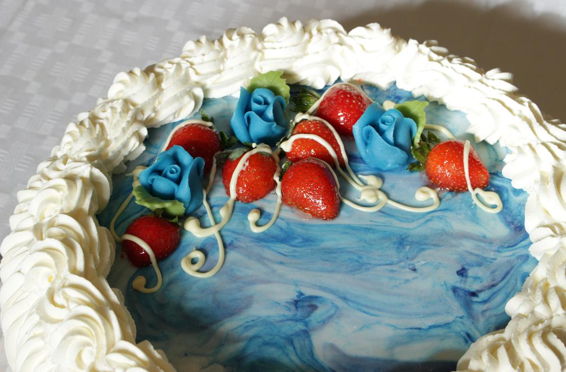 T&auml;ytekakku kruuna juhlap&ouml;yd&auml;n