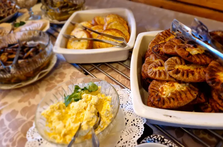 Kahvia kaadetaan kuppiin nokipannusta.