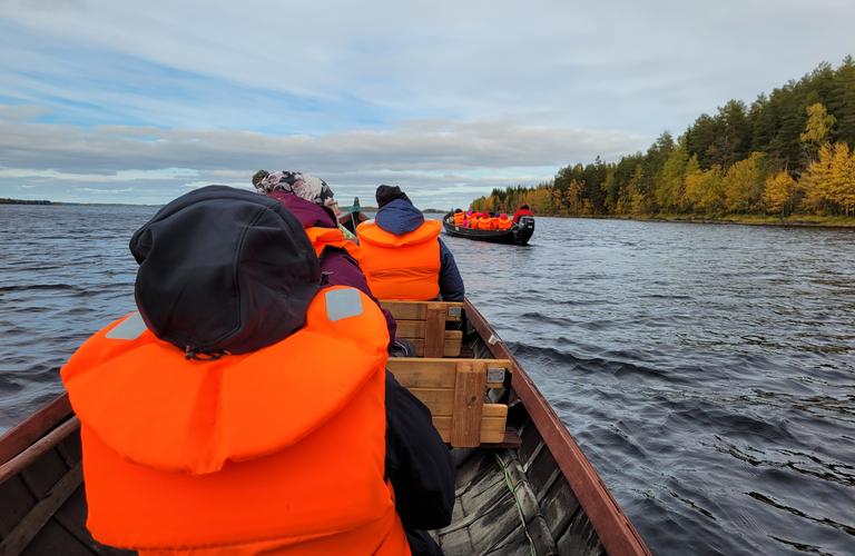 Jokevene saapumassa J&auml;nissaareen