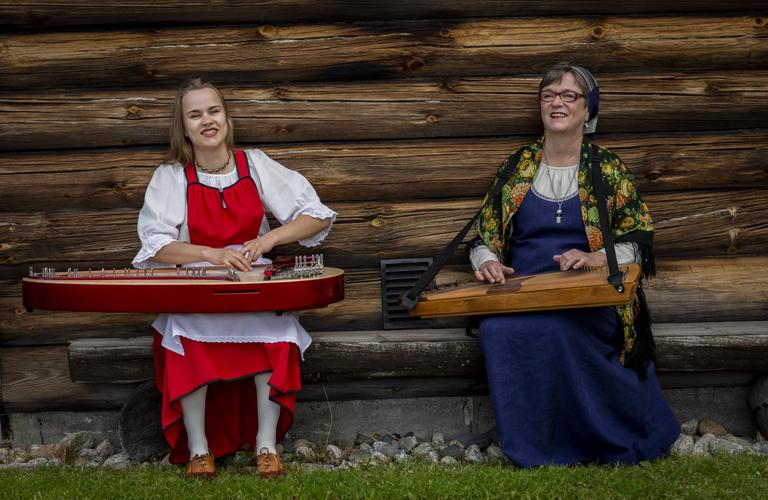 Kanteleen soittajia Parppeinvaaran runokyl&auml;ss&auml;