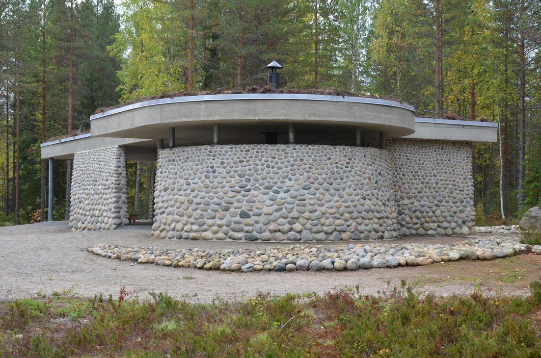 Öykkösenvaaran näyttelypaviljonki on samalla massiivinen muistomerkki.