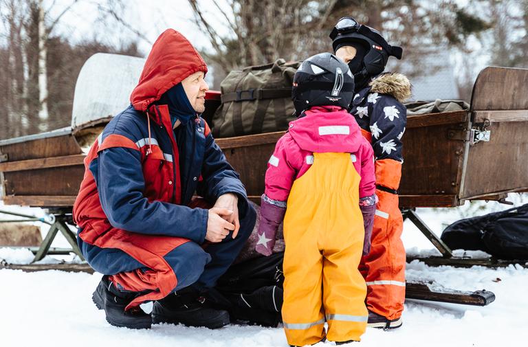Matkalle l&auml;ht&ouml; on pienist&auml; retkel&auml;isist&auml; j&auml;nn&auml;&auml;.