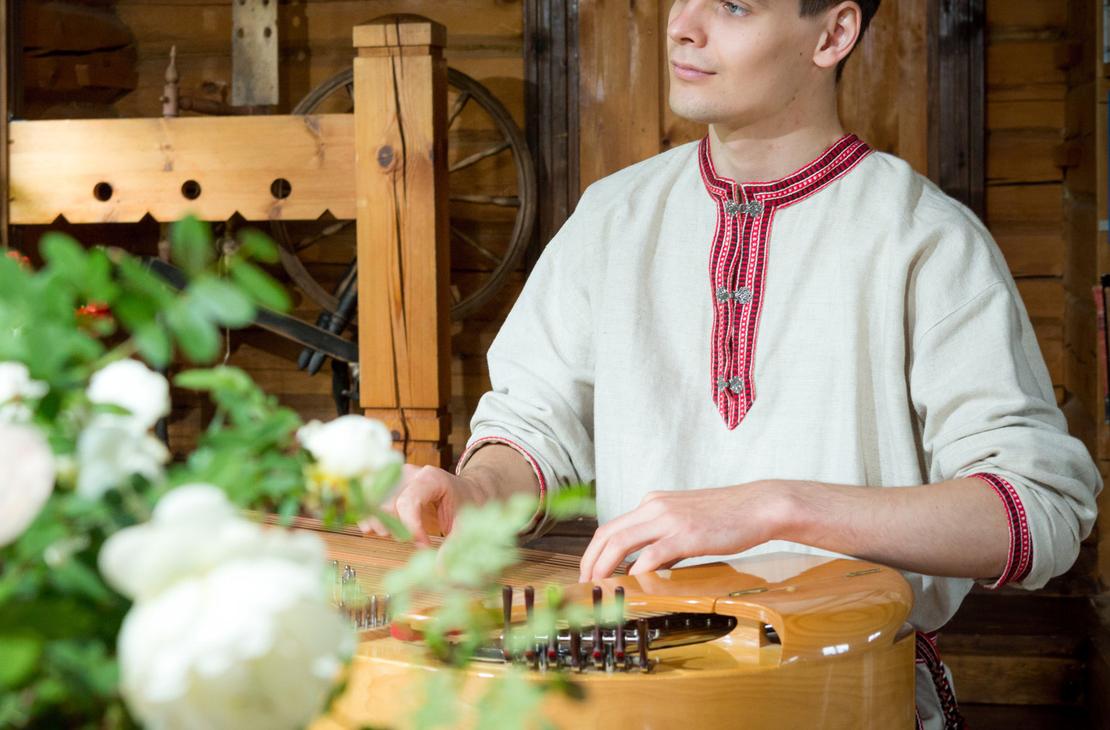 Kanteleensoittaja Runonlaulajan pirtiss&auml;