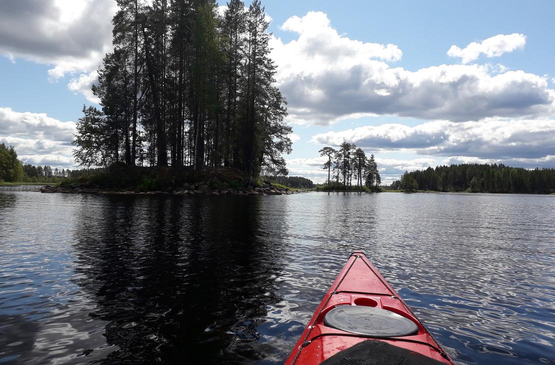 Petkelj&auml;rven vedet tarjoavat mainion mahdollisuuden melontaan.