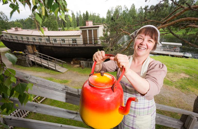 Savottakahvila M&ouml;hk&ouml;n Manta on vanha asuntoproomu