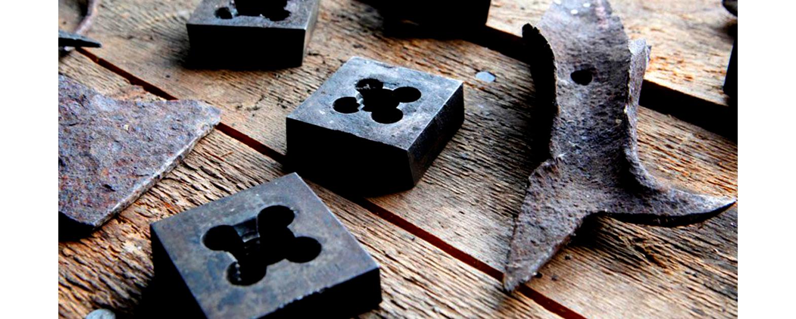 Sep&auml;n takomia esineit&auml; M&ouml;hk&ouml;n ruukin pajalla.