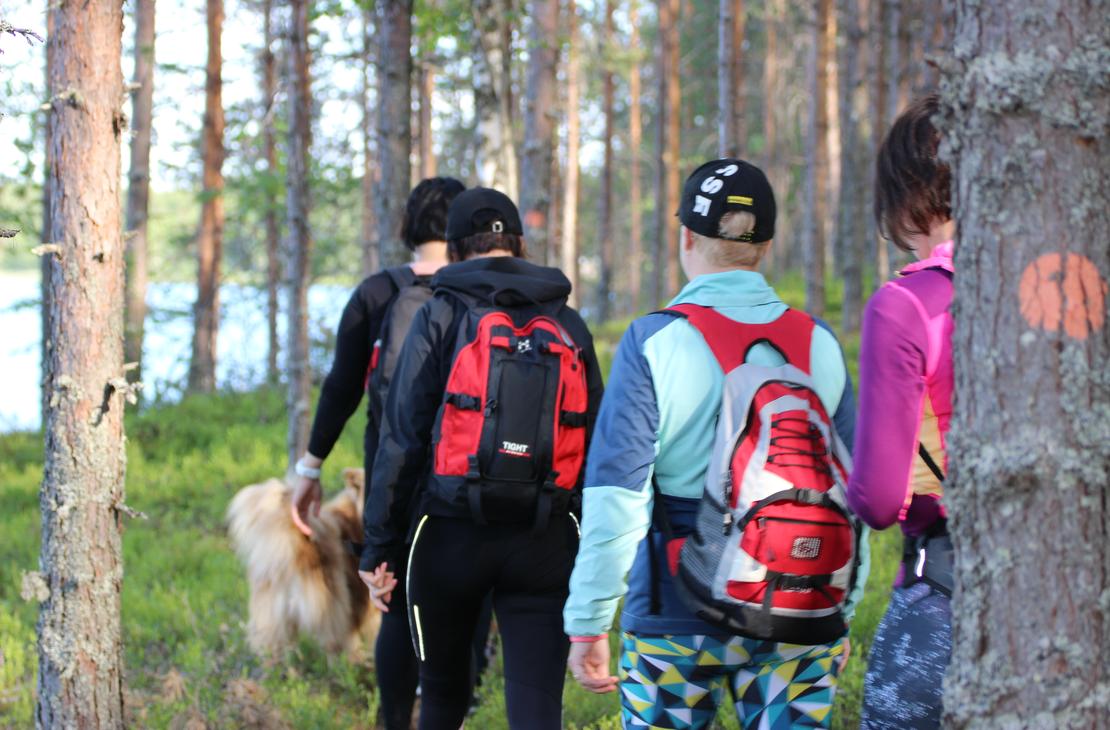 Vaeltajia Petkelj&auml;rven poluilla