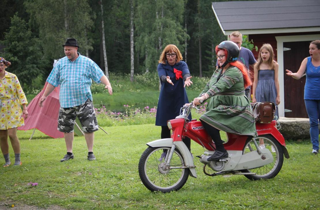 Teatteri M&ouml;hk&ouml;n tuotannot toteuttaa Ilomantsin N&auml;ytt&auml;m&ouml;kerho ry.